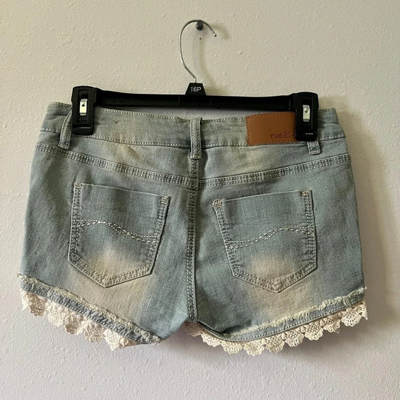 Rue21 Light Wash Crochet Trim Denim Shorts - Size 3/4 - Picture 3 of 4